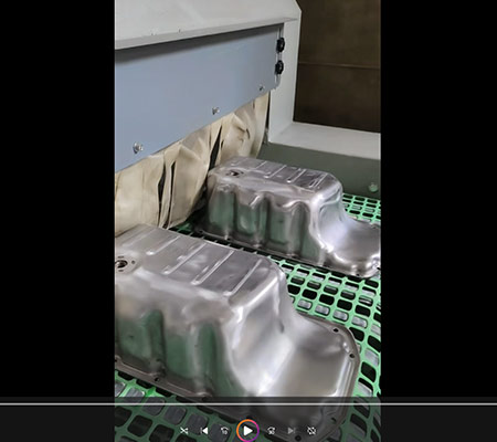 汽車零部件翻新除銹輸送式自動(dòng)噴砂機(jī)工作視頻