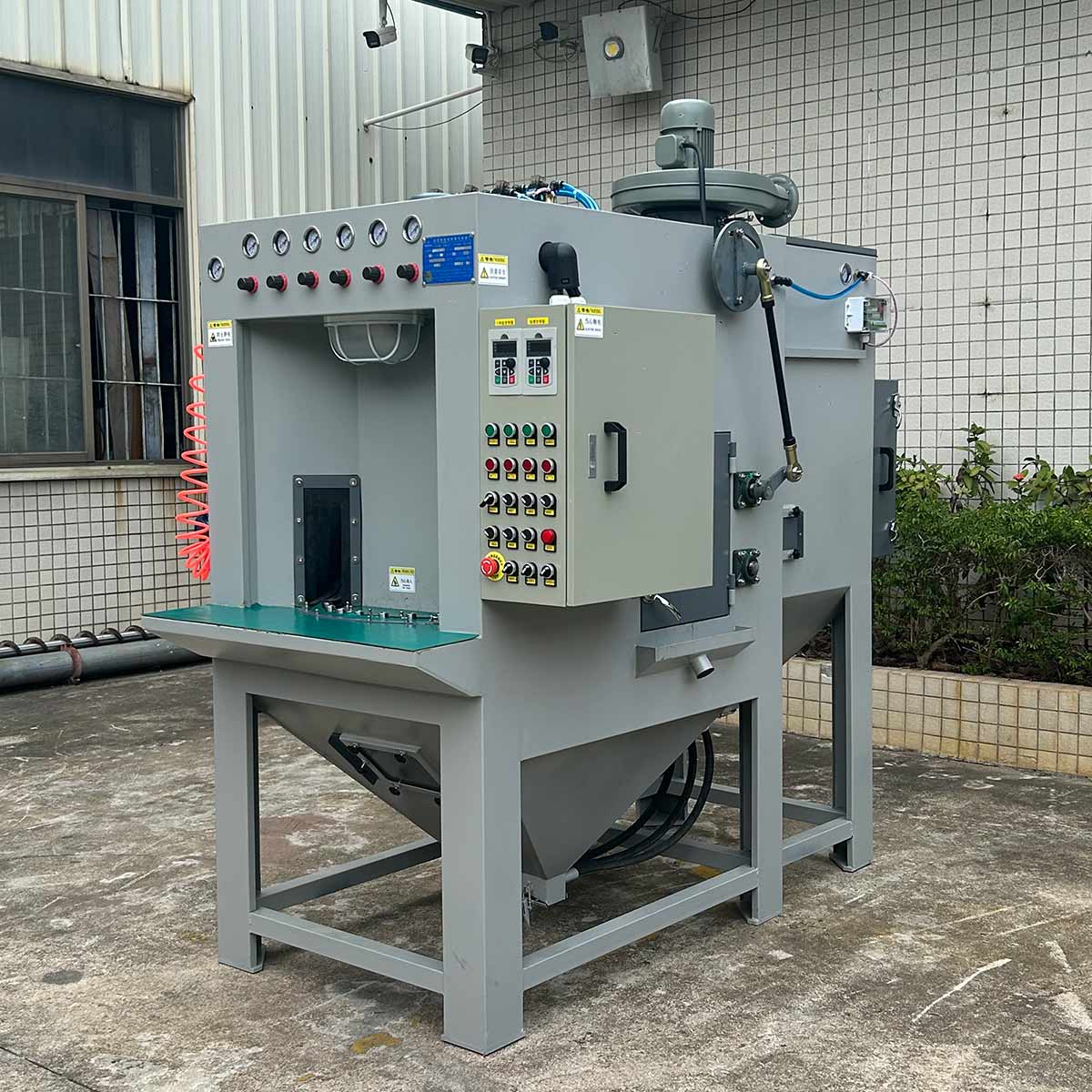 深圳百超噴砂機生產(chǎn)廠家制造的轉(zhuǎn)盤式自動噴砂機實拍圖片 深圳百超噴砂機生產(chǎn)廠家制造的轉(zhuǎn)盤式自動噴砂機實拍圖片